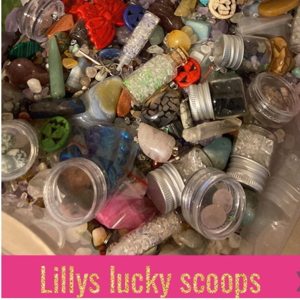 Lilly’s lucky 🍀 scoops crystal mystery box 📦 tumbled stones & pendents…1/2 lbs